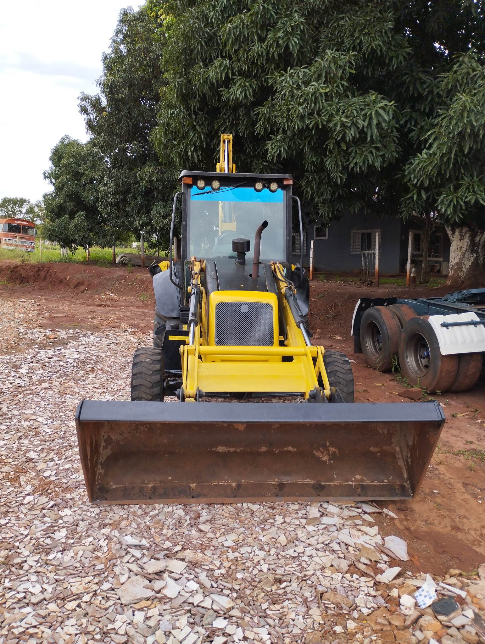 RetroEscavadeira New Holland LB 90 Só Caminhões